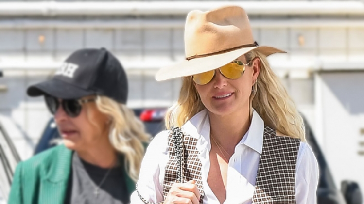 Laeticia Hallyday de retour en France demain pour l’anniversaire de Johnny: elle sera confrontée malgré elle à David