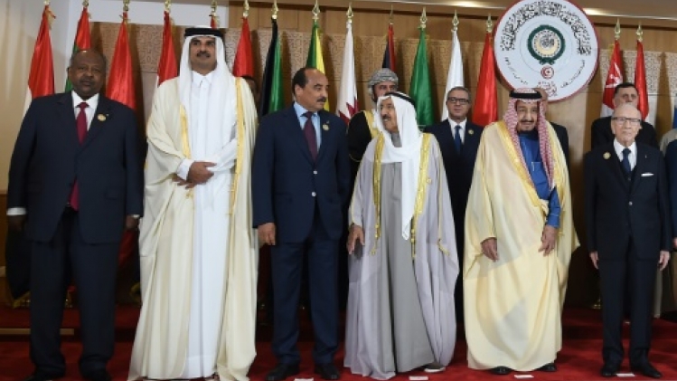 L'émir du Qatar quitte prématurément le sommet arabe à Tunis