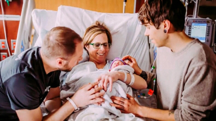 A 61 ans, une grand-mère donne naissance à sa petite-fille aux USA