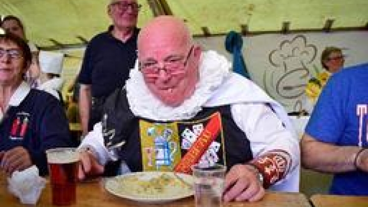 Un Molon remporte le concours du plus grand mangeur de djote de Namur