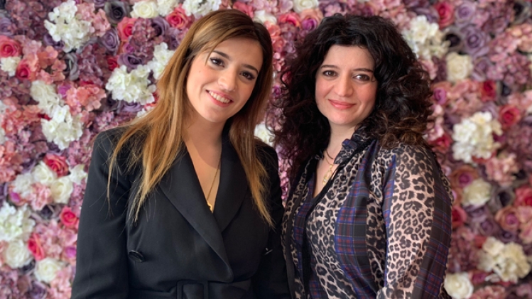 Une mère et sa fille se lancent dans les roses ÉTERNELLES à Bruxelles: Elles peuvent tenir 4 ans (vidéo)