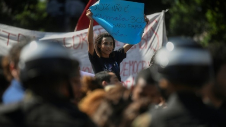 Brésil: Bolsonaro visite un collège militaire, des centaines de manifestants
