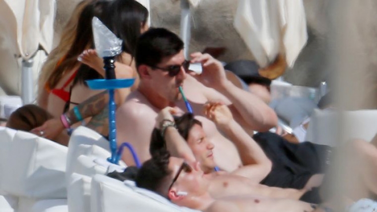 Thibaut Courtois surpris en train de FUMER la chicha sur une plage d'Ibiza (photos)