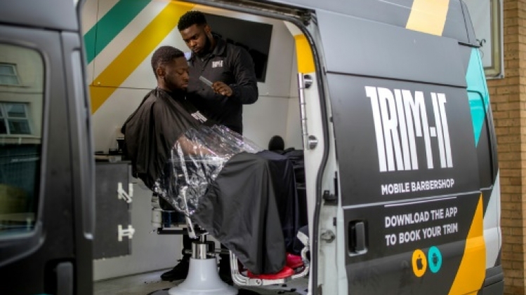 A Londres, une start-up lance le salon de coiffure ambulant