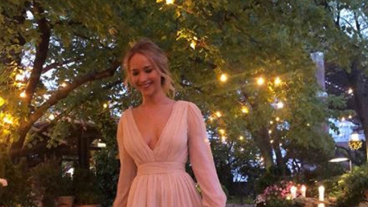 Jennifer Lawrence fete ses fiancailles en robe de mariee RTL Info