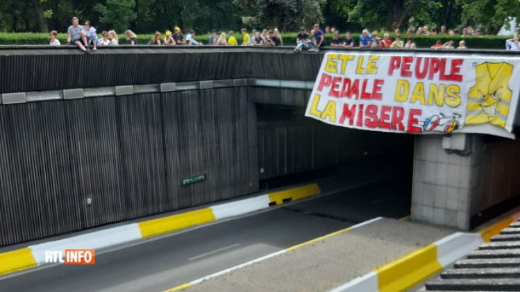 Des gilets jaunes déploient une banderole sur le parcours du Tour de France  (photos) | RTL Info