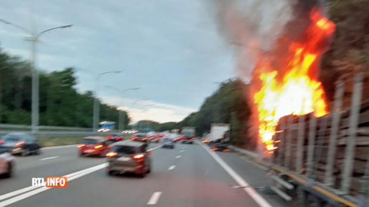 0camion-feu-incendie-autoroute-e19