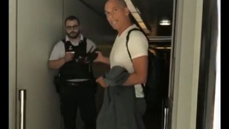 L'ancien ministre grec des Finances Yanis Varoufakis pète un plomb lors d'un contrôle à l'aéroport de Roissy