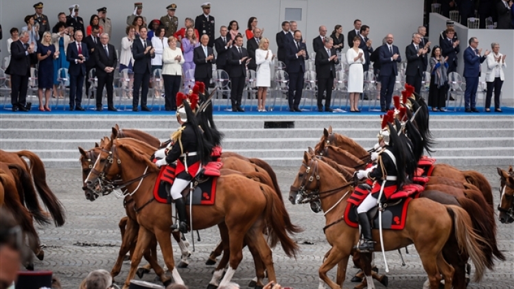 014-juillet-paris-defile