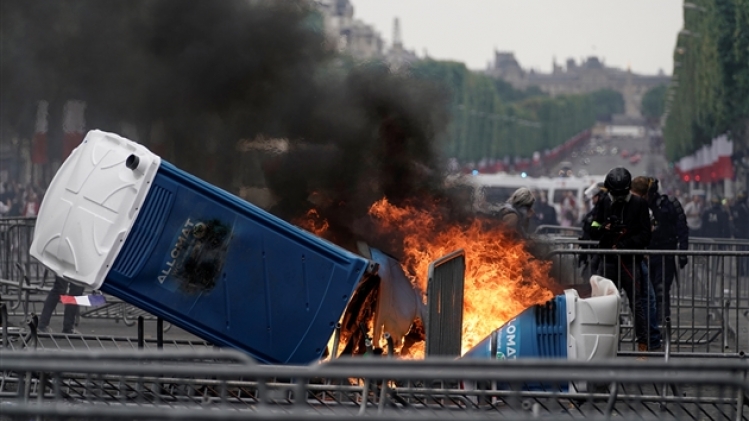 0paris-14-juillet-materiel-incendie-champs-elysees