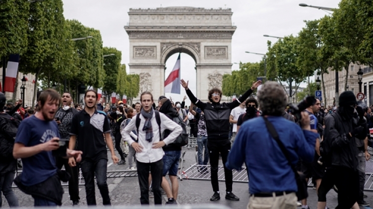 0manifestants-paris-champs-elysees