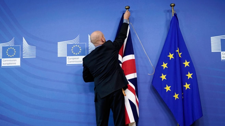 brexit-drapeaux-ue-uk-commission