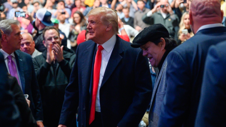 Le président  Donald Trump HUÉ: il assistait à un combat de MMA à New York (vidéo)