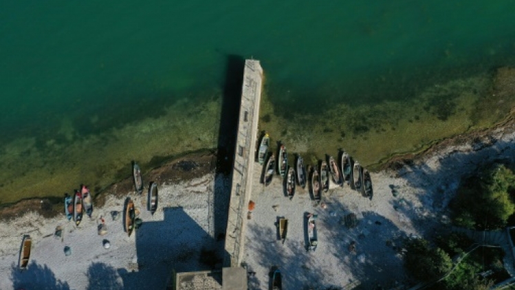 Les filets vides des pêcheurs du plus grand lac des Balkans