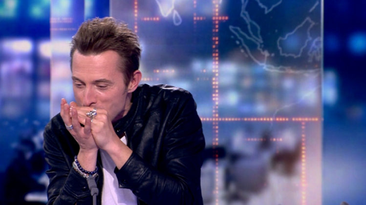 Greg Zlap, l’harmoniciste de Johnny, enflamme le plateau du RTL INFO avec Vous et revient sur sa belle complicité avec le rockeur (vidéo)