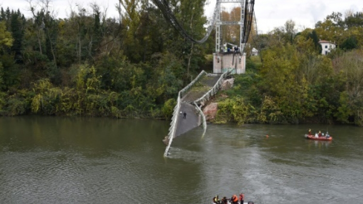 Pont effondré en Haute-Garonne: des centaines de personnes participent à une marche silencieuse
