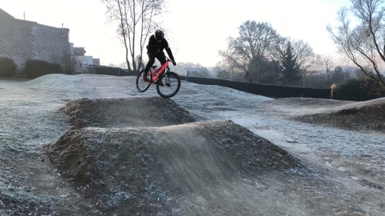 Opération win win à Bierges: des jeunes collaborent avec la commune pour rénover un vieux terrain de BMX (vidéo)
