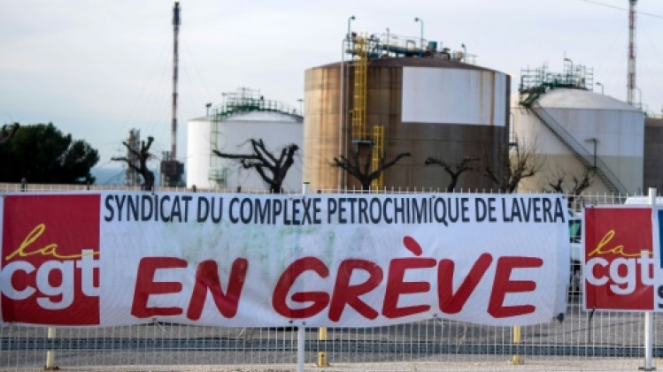 Grèves: perturbations dans la totalité des raffineries
