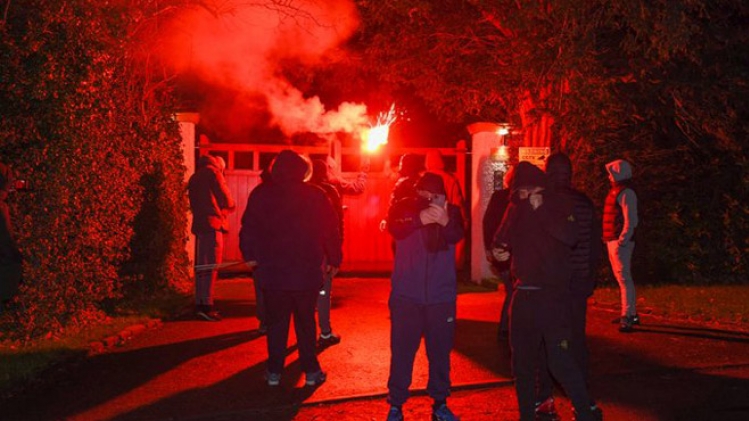 Des supporters de Manchester United s'en prennent VIOLEMMENT à la maison d'Ed Woodward, vice-président du club (vidéo)
