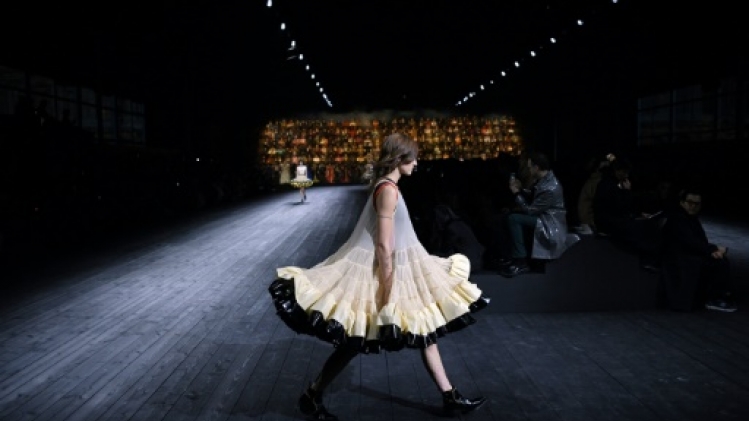 Choc des époques au Louvre pour le défilé Louis Vuitton