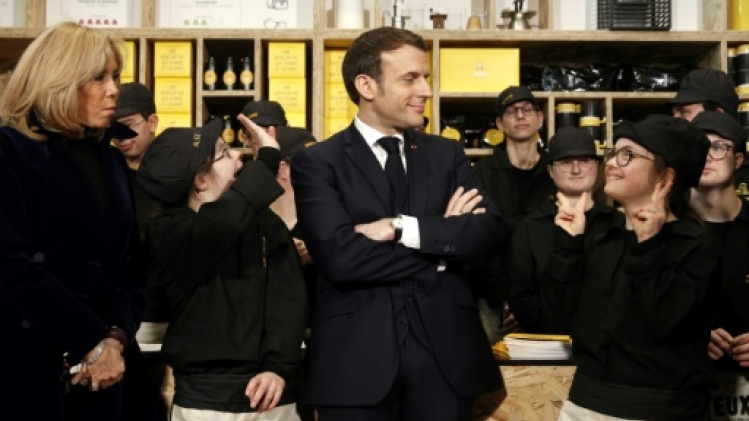Handicap: Macron inaugure un Café Joyeux des Champs-Elysées