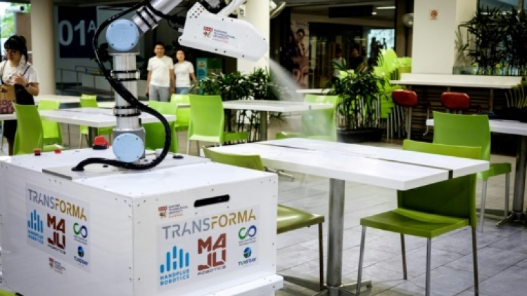 Un robot désinfectant testé à Singapour contre le coronavirus