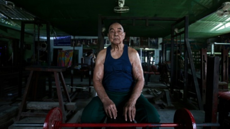 Bodybuilder birman, toujours fondu de fonte à 91 ans