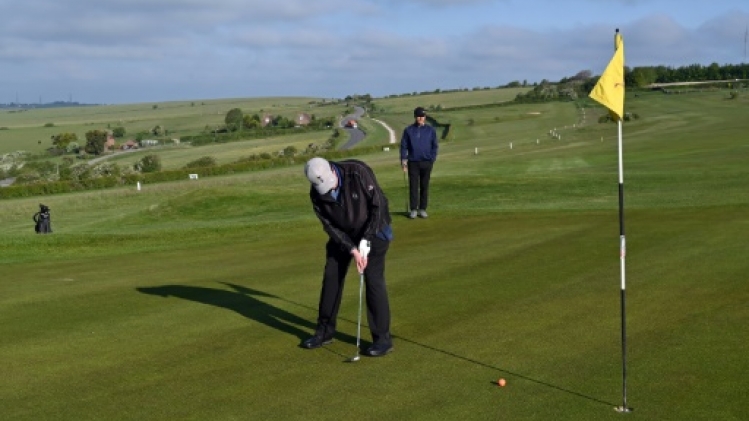 Retour au travail ou au golf en Angleterre, premiers pas du déconfinement britannique