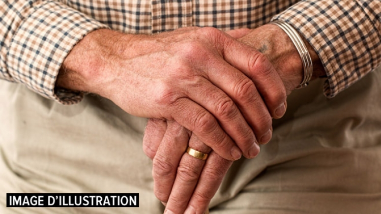 vieux-mains-pixabay-illy