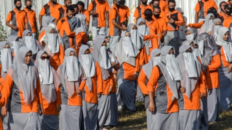 Indonésie: un responsable impose le voile au lieu du masque contre le virus