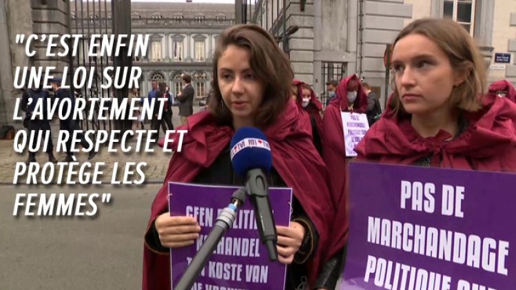 Pas de marchandage politique sur les droits des femmes: elles manifestent en cape rouge devant le Conseil national de sécurité