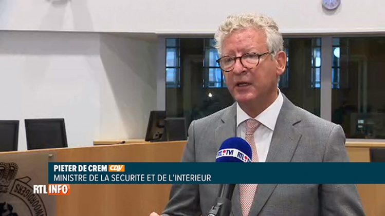 Bagarre à Blankenberge: De Crem critique la gestion locale et souhaite une punition sévère pour les fauteurs de troubles