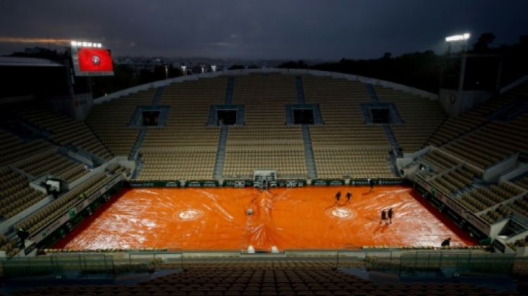 Roland-Garros: la pluie interrompt les deux derniers matchs, y compris sur le Central