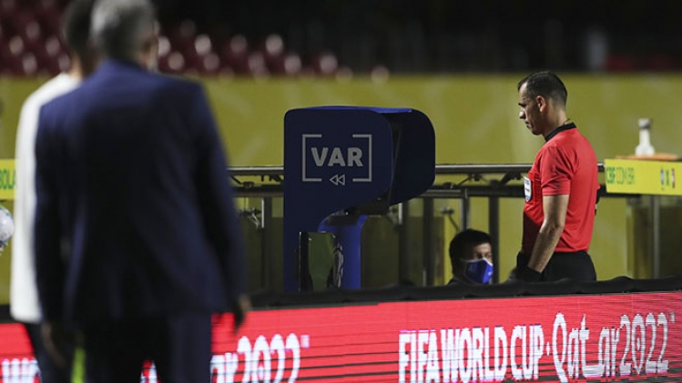 VAR: la FIFA planche sur une assistance vidéo simplifiée et déployée à grande échelle