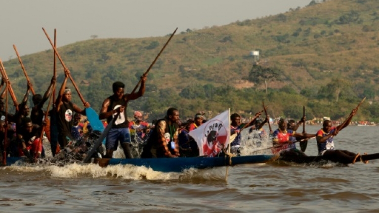 A Bangui, la course de pirogues reprend ses droits sur la guerre