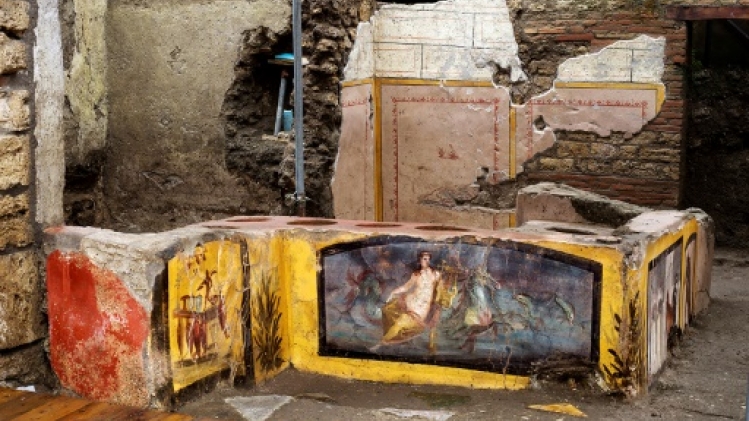 Un thermopolium, fast-food antique, découvert intact à Pompei