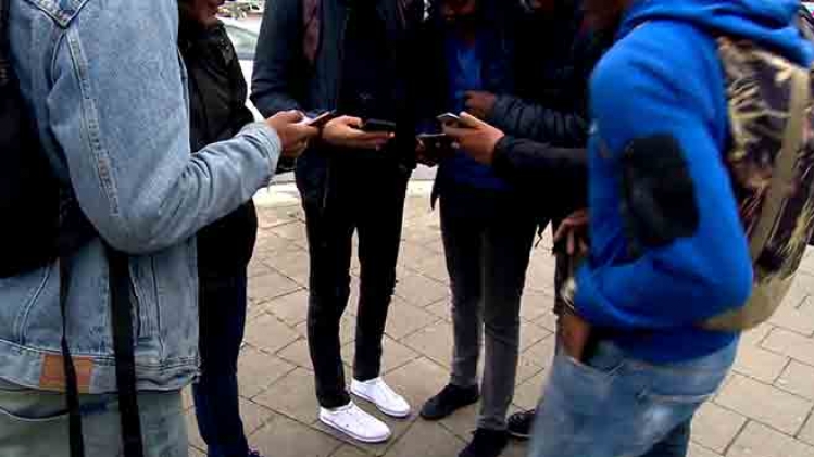 adolescents-smartphones