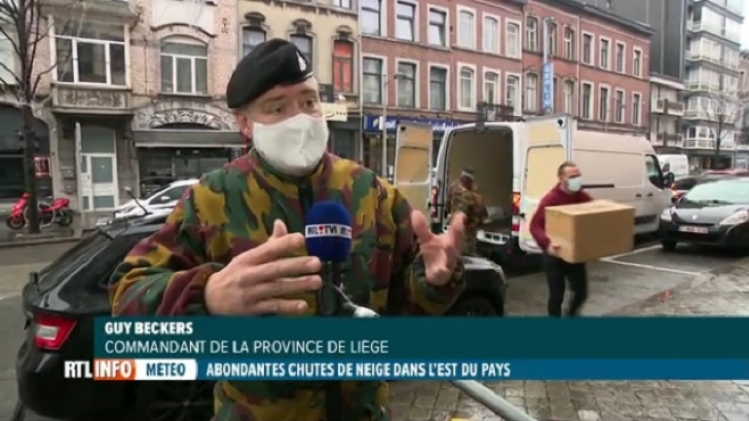 Hiver: distribution de vêtements de l'armée pour les sans-abri à Liège (vidéo)