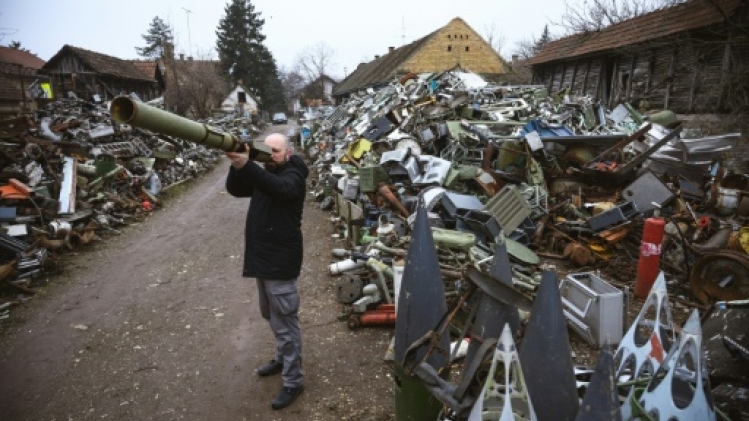 Changer de chanson: un artiste serbe transforme les armes en instruments