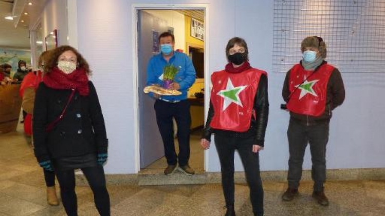 Fermeture de guichets de la SNCB - Des militants PTB à la gare de Liège Saint-Lambert pour dénoncer la fermeture de guichets
