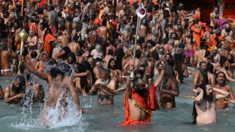Inde: malgré le Covid-19, des centaines de milliers d'hindous se baignent dans le Gange pour Maha Shivratri