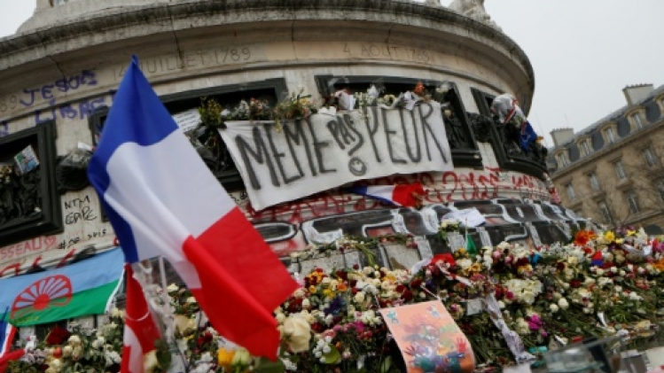 Assumer la souffrance, montrer la résilience: le dilemme des mémoriaux des attentats