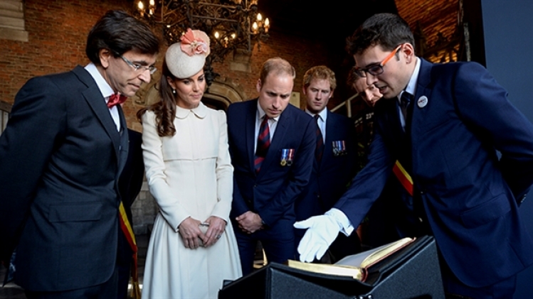 kate, william et harry en visite au cimetière de saint symphorien