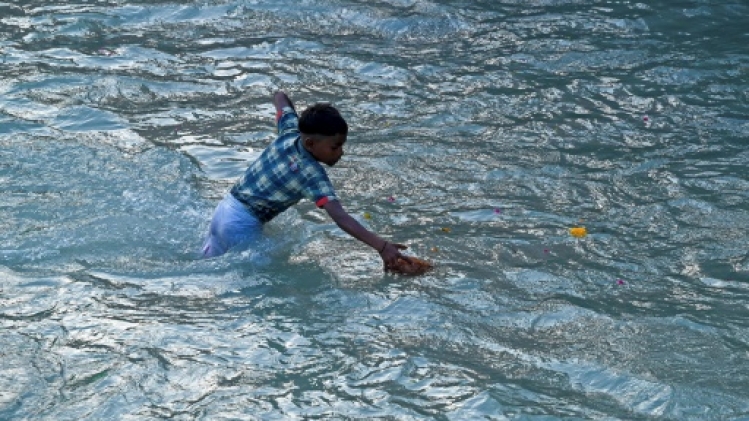 Inde: Le Gange, fleuve sacré, manne pour les pauvres pêcheurs de trésor