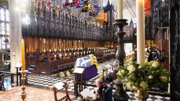 Le cercueil du prince Philip descendu dans le caveau royal de Windsor