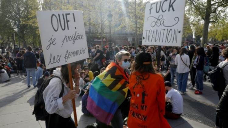 Marche lesbienne: des milliers de personnes défilent en faveur de la PMA pour toutes