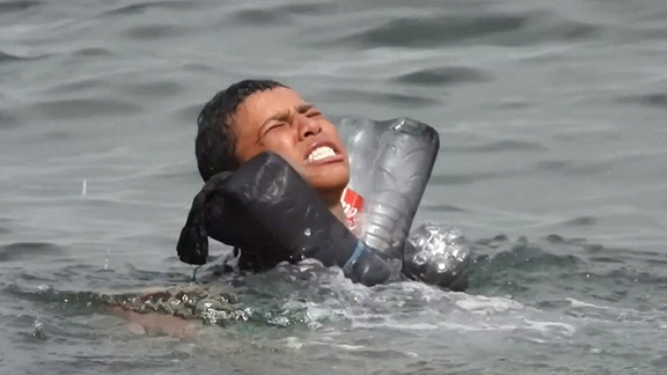Images déchirantes à Ceuta: un jeune traverse la frontière à la nage, attaché à des bouteilles en plastique