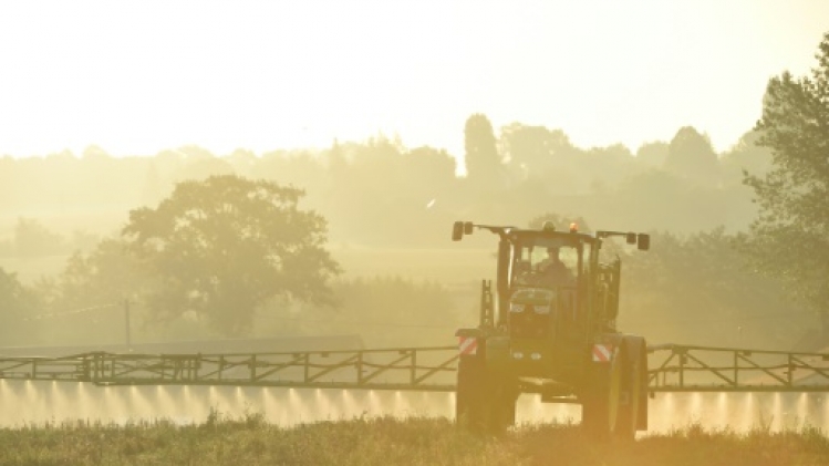 Pesticides: la pollution des eaux très sous-estimée faute de surveillance, selon Générations Futures