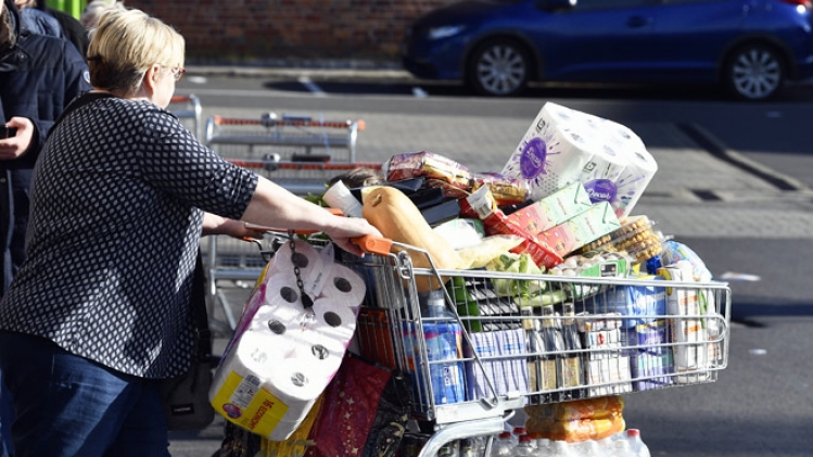 femme-courses-supermarche-caddie