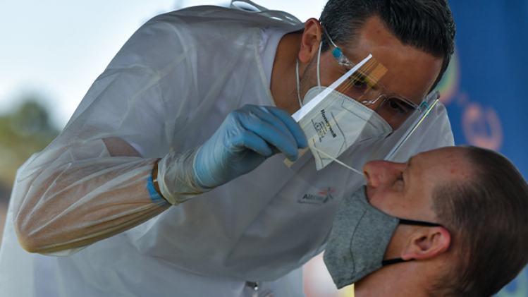 Le prix des tests PCR vont baisser d''un peu moins de 7 euros pour les voyageurs.